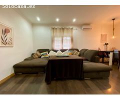 Exclusivo Chalet Independiente con Jardín, Piscina Privada y a Minutos de la Playa en Roquetas de Ma