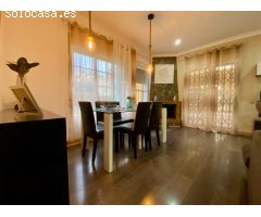 Exclusivo Chalet Independiente con Jardín, Piscina Privada y a Minutos de la Playa en Roquetas de Ma