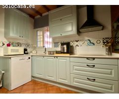 Exclusivo Chalet Independiente con Jardín, Piscina Privada y a Minutos de la Playa en Roquetas de Ma