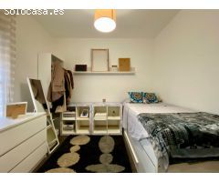 Exclusivo Chalet Independiente con Jardín, Piscina Privada y a Minutos de la Playa en Roquetas de Ma