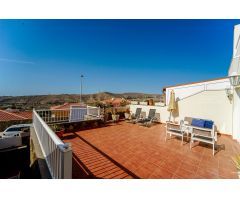 ¡Encantadora villa adosada con 4 dormitorios e increíbles zonas exteriores!