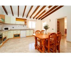 Casa pareada en la codiciada zona de Loma Dos – Ubicación fantástica y gran potencial