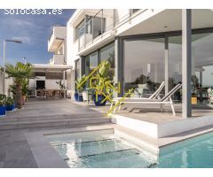 impresionante chalet modernista con piscina y vistas despejadas