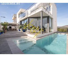 impresionante chalet modernista con piscina y vistas despejadas