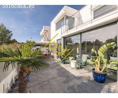 impresionante chalet modernista con piscina y vistas despejadas