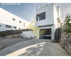 impresionante chalet modernista con piscina y vistas despejadas