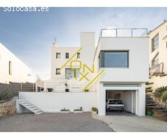 impresionante chalet modernista con piscina y vistas despejadas