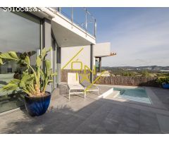 impresionante chalet modernista con piscina y vistas despejadas