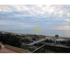 Exclusivo piso en inmejorable zona con vistas al mar.