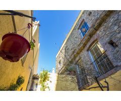 Encantadora casa de piedra en Vilajuiga, con local comercial en funcionamiento