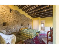 Encantadora casa de piedra en Vilajuiga, con local comercial en funcionamiento