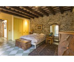 Encantadora casa de piedra en Vilajuiga, con local comercial en funcionamiento