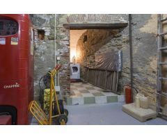 Encantadora casa de piedra en Vilajuiga, con local comercial en funcionamiento