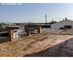Gran casa de pueblo con 3 parcelas edificables de 400m2 cada una