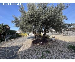 Casa con vista al canal, amarre de 13.5m y piscina privada en Empuriabrava