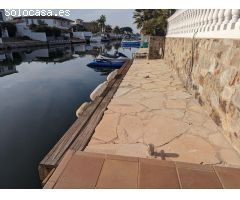 Casa con vista al canal, amarre de 13.5m y piscina privada en Empuriabrava