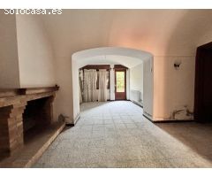 Casa de pueblo con gran potencial en entorno idílico en Darnius