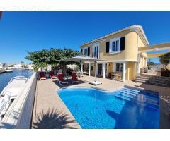 ESPECTACULAR VILLA CON VISTAS AL CANAL Y AMARRE DE 13,2M