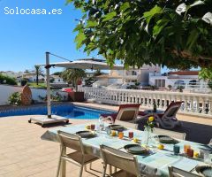 ESPECTACULAR VILLA CON VISTAS AL CANAL Y AMARRE DE 13,2M