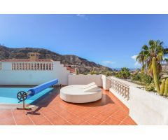 Fantástica villa de 5 dormitorios con piscina privada y vistas al mar en Tauro