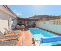 Fantástica villa de 5 dormitorios con piscina privada y vistas al mar en Tauro
