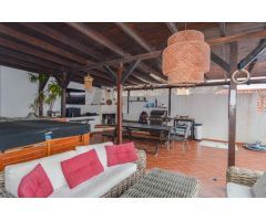 Fantástica villa de 5 dormitorios con piscina privada y vistas al mar en Tauro