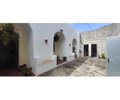 CASA CON ALMACEN, CUEVAS Y TERRENOS.