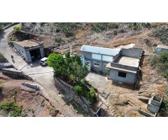 CASA CON ALMACEN, CUEVAS Y TERRENOS.