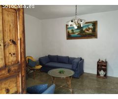 CASA CON ALMACEN, CUEVAS Y TERRENOS.