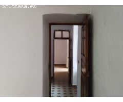 CASA CON ALMACEN, CUEVAS Y TERRENOS.