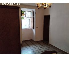 CASA CON ALMACEN, CUEVAS Y TERRENOS.