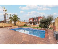 Villa en Venta en Arroyomolinos de Montánchez, Madrid