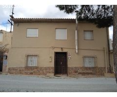 CASA ADOSADA EN EL TRANQUILO BARRIO ABATEL