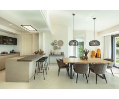 Villa de Inversión Llave en Mano con Vistas al Mar y Oasis Privado en Marbella Este
