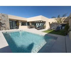 Villas independientes de nueva construcción con piscina
