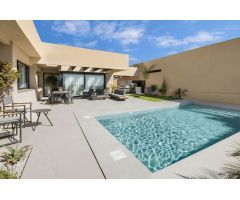 Villas independientes de nueva construcción con piscina