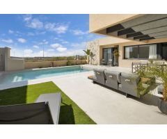 Villas independientes de nueva construcción con piscina