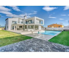 Chalet en Venta en Avinyonet de Puigventós, Girona