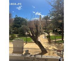 Piso reformado de 3 dormitorios con balcón y vistas en Plaza Santa Teresa (Alicante)