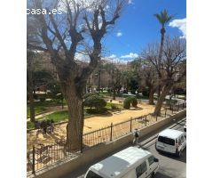 Piso reformado de 3 dormitorios con balcón y vistas en Plaza Santa Teresa (Alicante)