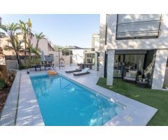 ¡Espectacular Chalet Independiente en Primera Línea de Campo de Golf!