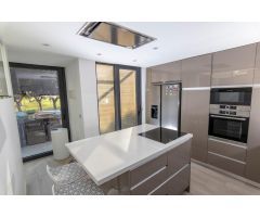 ¡Espectacular Chalet Independiente en Primera Línea de Campo de Golf!