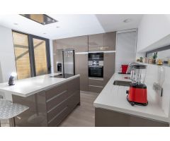 ¡Espectacular Chalet Independiente en Primera Línea de Campo de Golf!