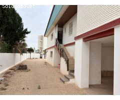 Chalet en el kilómetro 2 de la zona de Entremares, a 200 metros de la playa