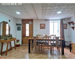 Casa de pueblo reformada con terraza y fachada a dos calles.