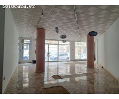 Amplio local con mucha luz y oficina.