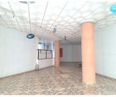 Amplio local con mucha luz y oficina.