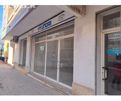 Amplio local con mucha luz y oficina.
