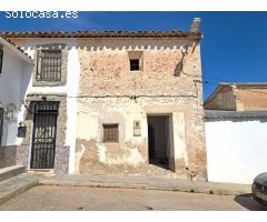 Casa para restaurar con amplia cueva bodega con tinajas.