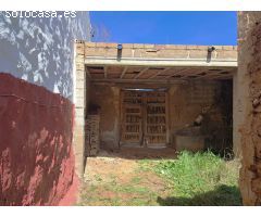 Casa para restaurar con amplia cueva bodega con tinajas.